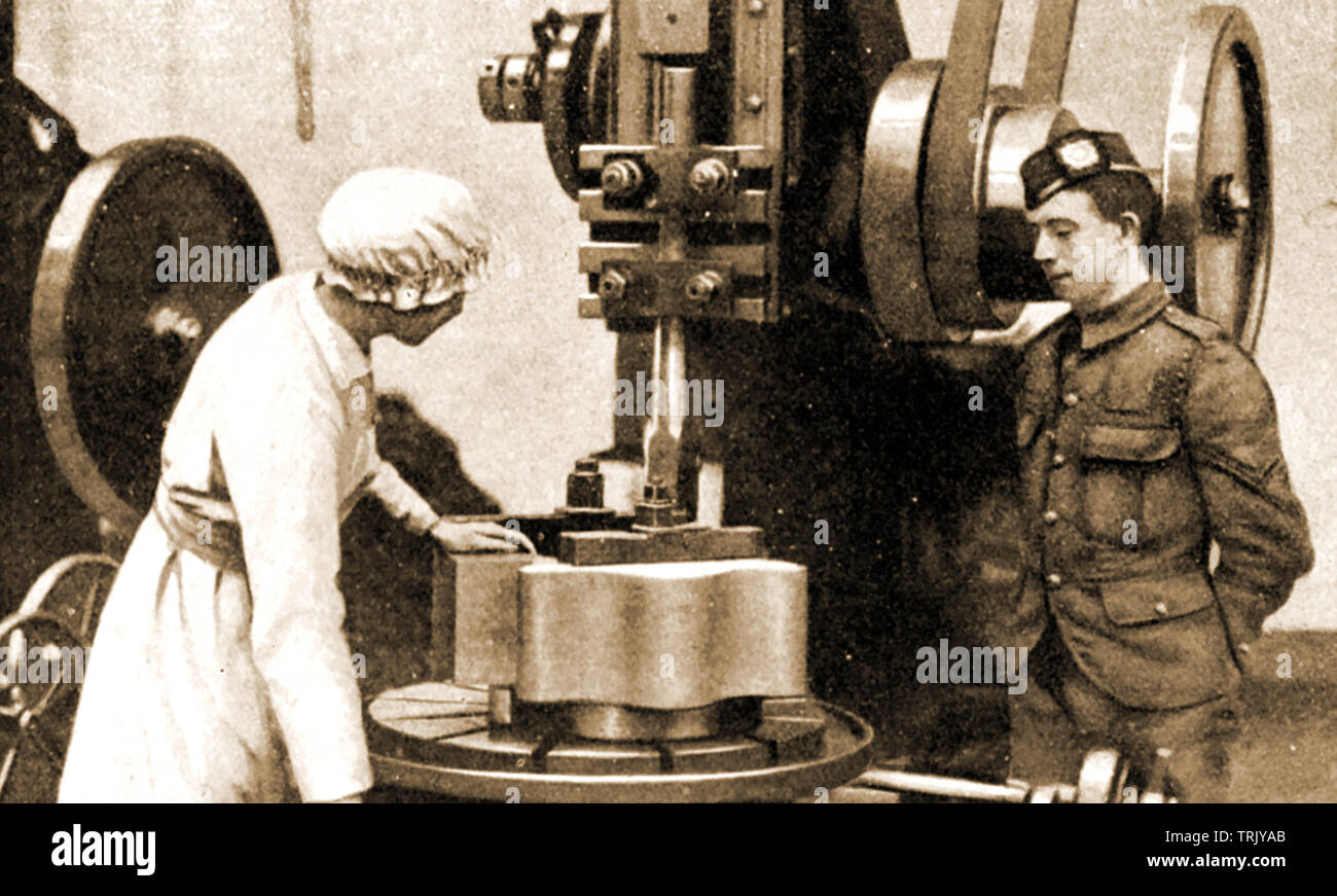 WW2 - La Femme travailleur sous-munitions anneau culasse présentation formulaires pour 5 canons, supervisé par soldat militaire Banque D'Images