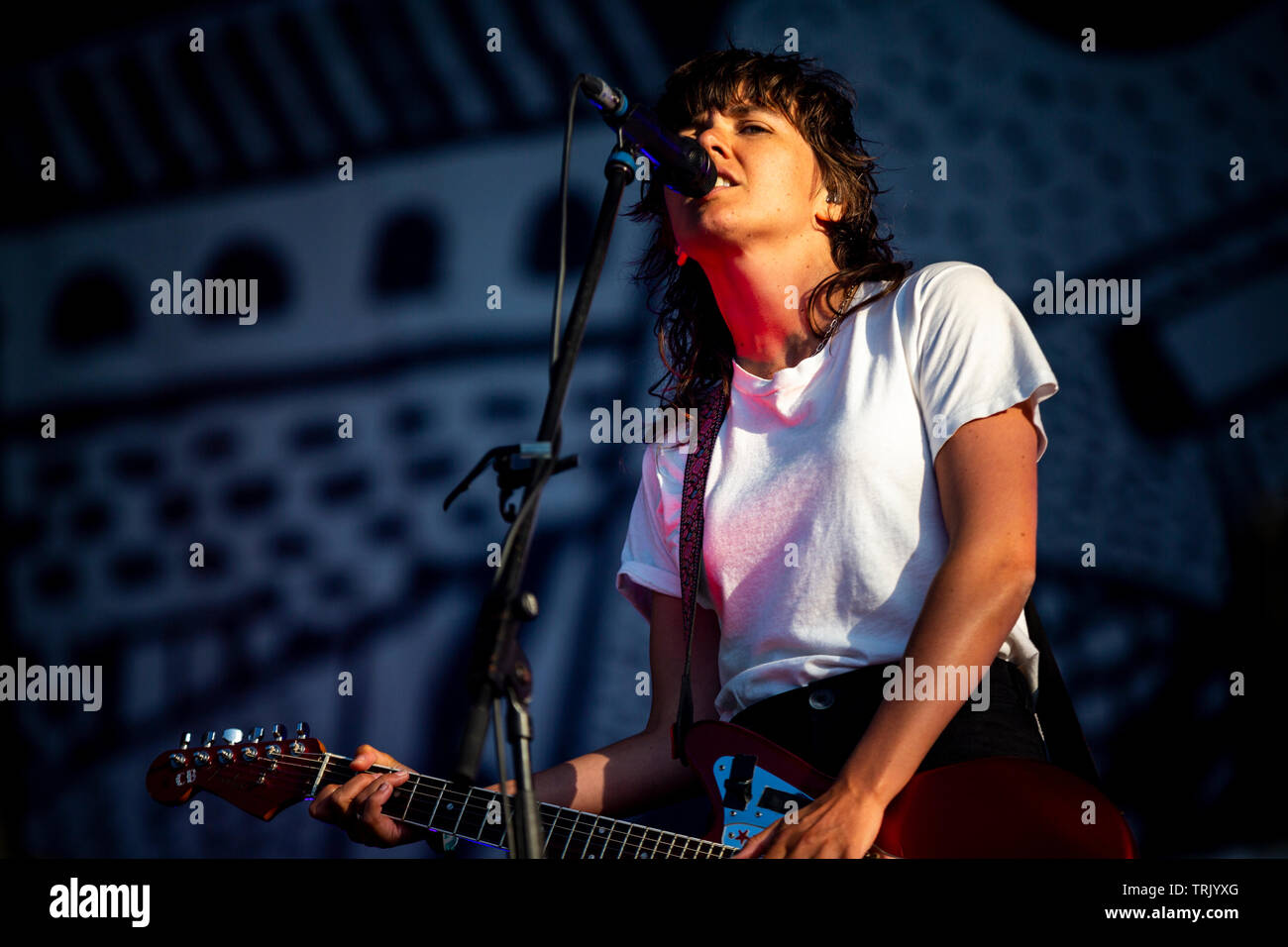 La chanteuse australienne, auteur-compositeur et musicien, Courtney Barnet, est vu en live à l'étape au cours de nos Primavera Sound Festival 2019 s'est tenue à Porto, Portugal. Banque D'Images