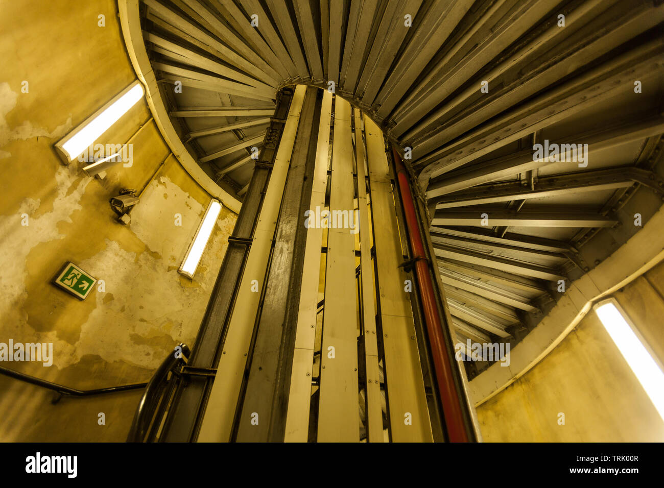 Escalier en spirale à la station de métro Queensway, Londres, Angleterre, Royaume-Uni. Banque D'Images