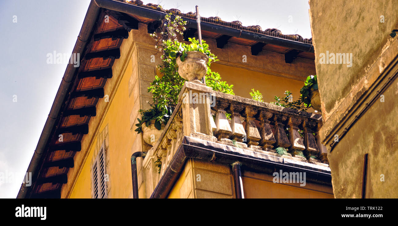 Balcon avec des plantes à midi en Italie Banque D'Images