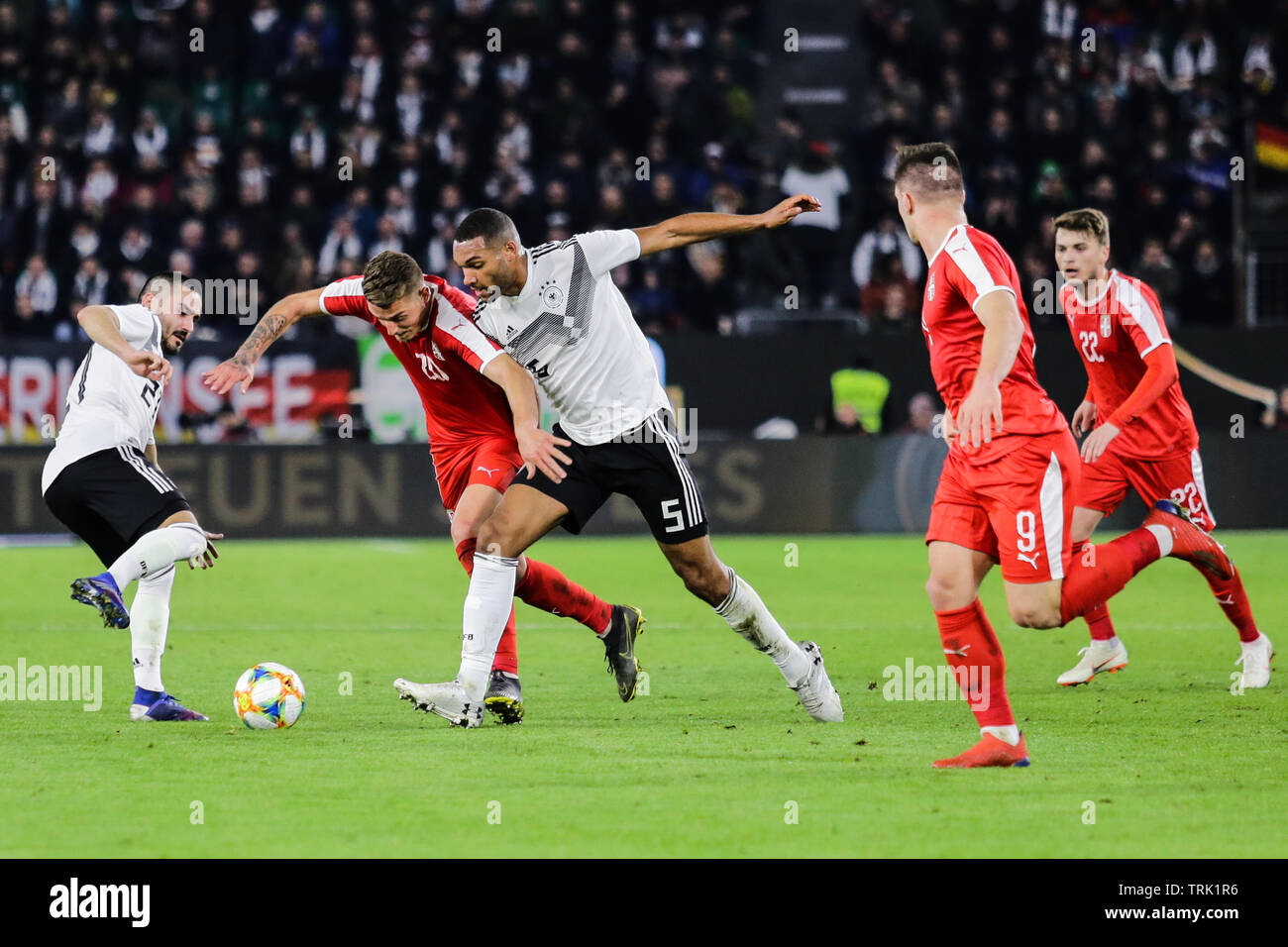 Wolfsburg, Allemagne, le 20 mars 2019 : Jonathan footballeurs Tah et Sergej Milinkovic en action pendant la partie de football l'Allemagne contre la Serbie Banque D'Images