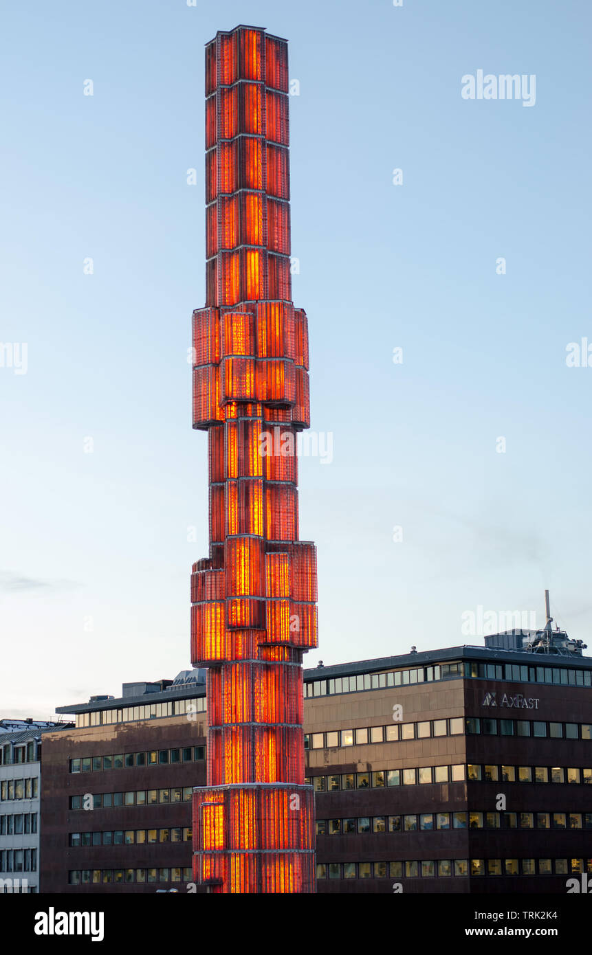 Stockholm, Suède - 20 janvier 2018. L'obélisque à Sergel's square dans le centre de Stockholm, éclairé avec des couleurs rouge ce début de soirée Banque D'Images