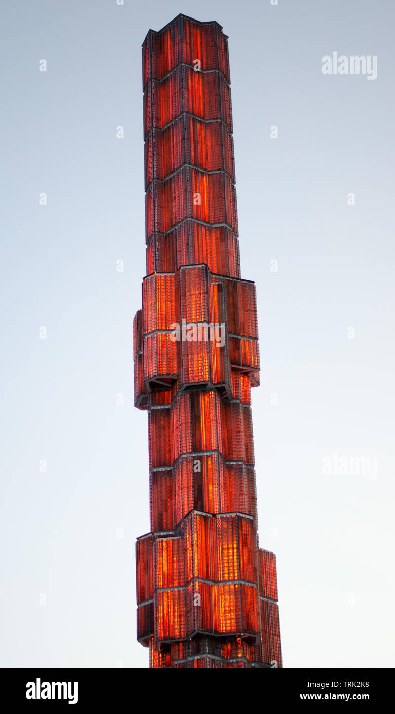 Stockholm, Suède - 20 janvier 2018. L'obélisque à Sergel's square dans le centre de Stockholm, éclairé avec des couleurs rouge ce début de soirée Banque D'Images