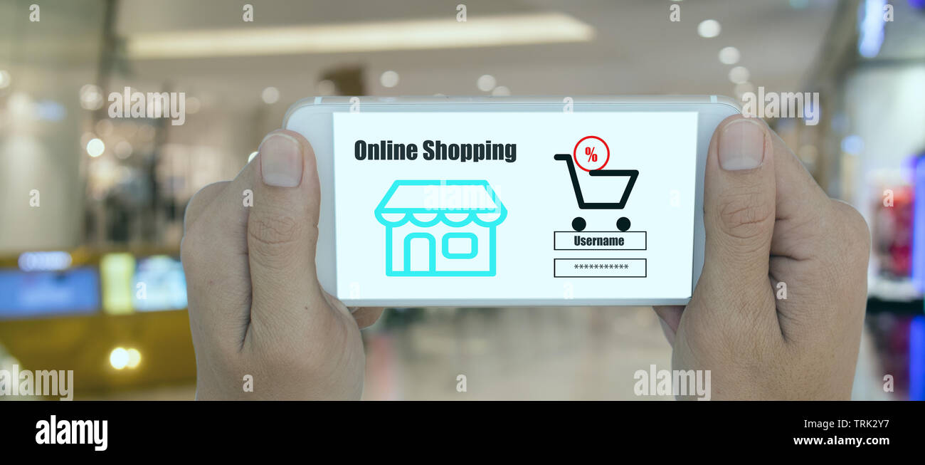 La technologie Smart retail concept avec des achats en ligne, le client utiliser le mot de passe de la connexion web store dans la vente au détail de recevoir de l'information et un discoun Banque D'Images