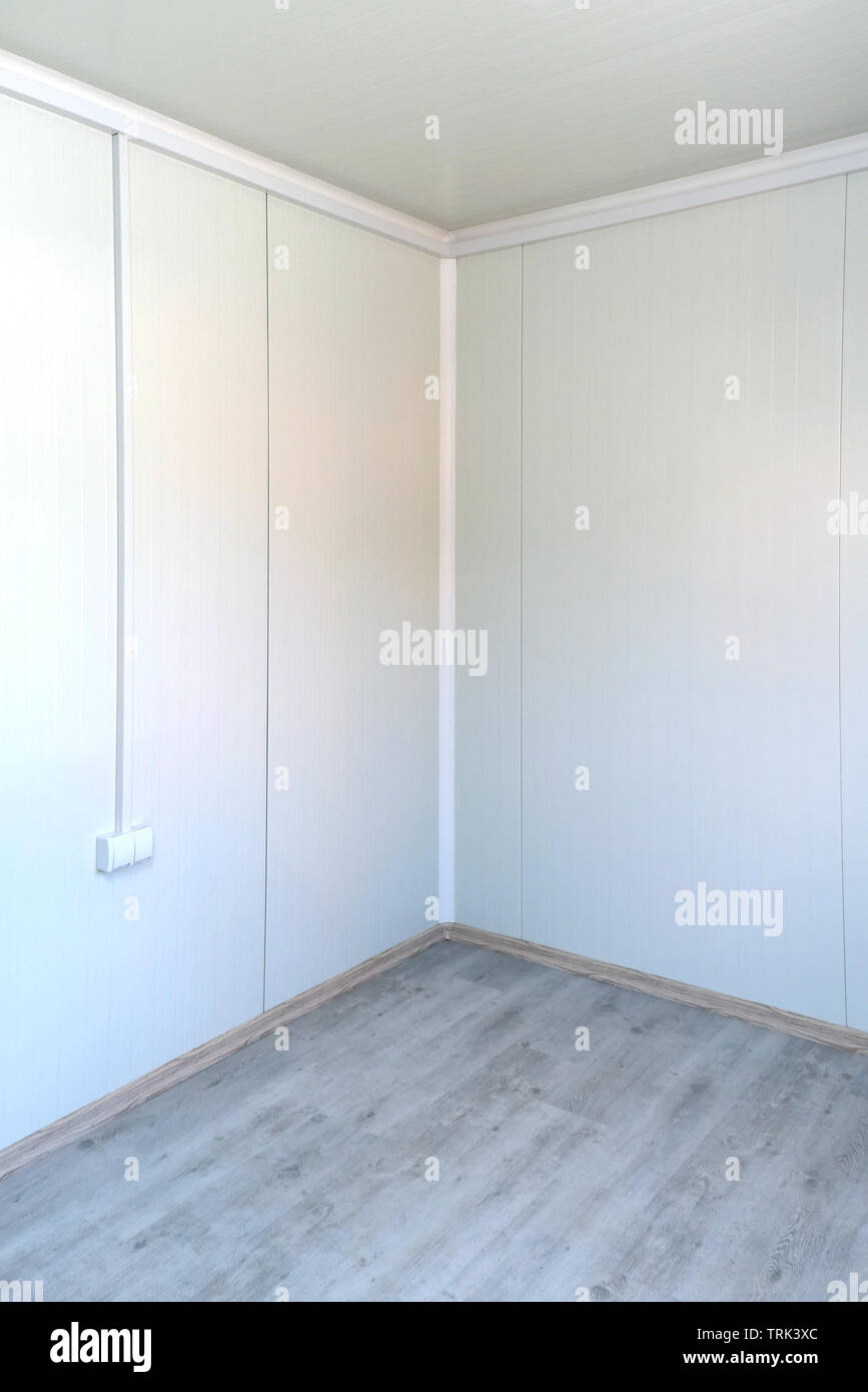Nouvelle chambre vide intérieur du carrefour avec murs blancs et parquet Banque D'Images