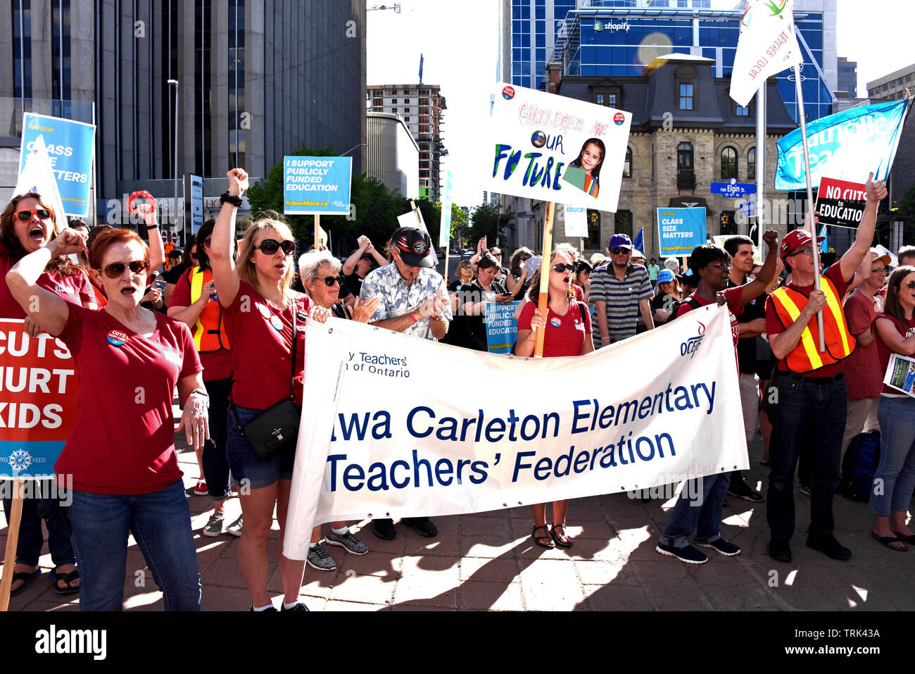 Ottawa, Canada - le 7 juin 2019 : foule se rassemble à l'extérieur du palais de justice pour protester contre les mesures prises par le Premier Ministre de l'Ontario, Doug Ford après sa première année au pouvoir. Ford a pris un coup dans les derniers sondages. Banque D'Images