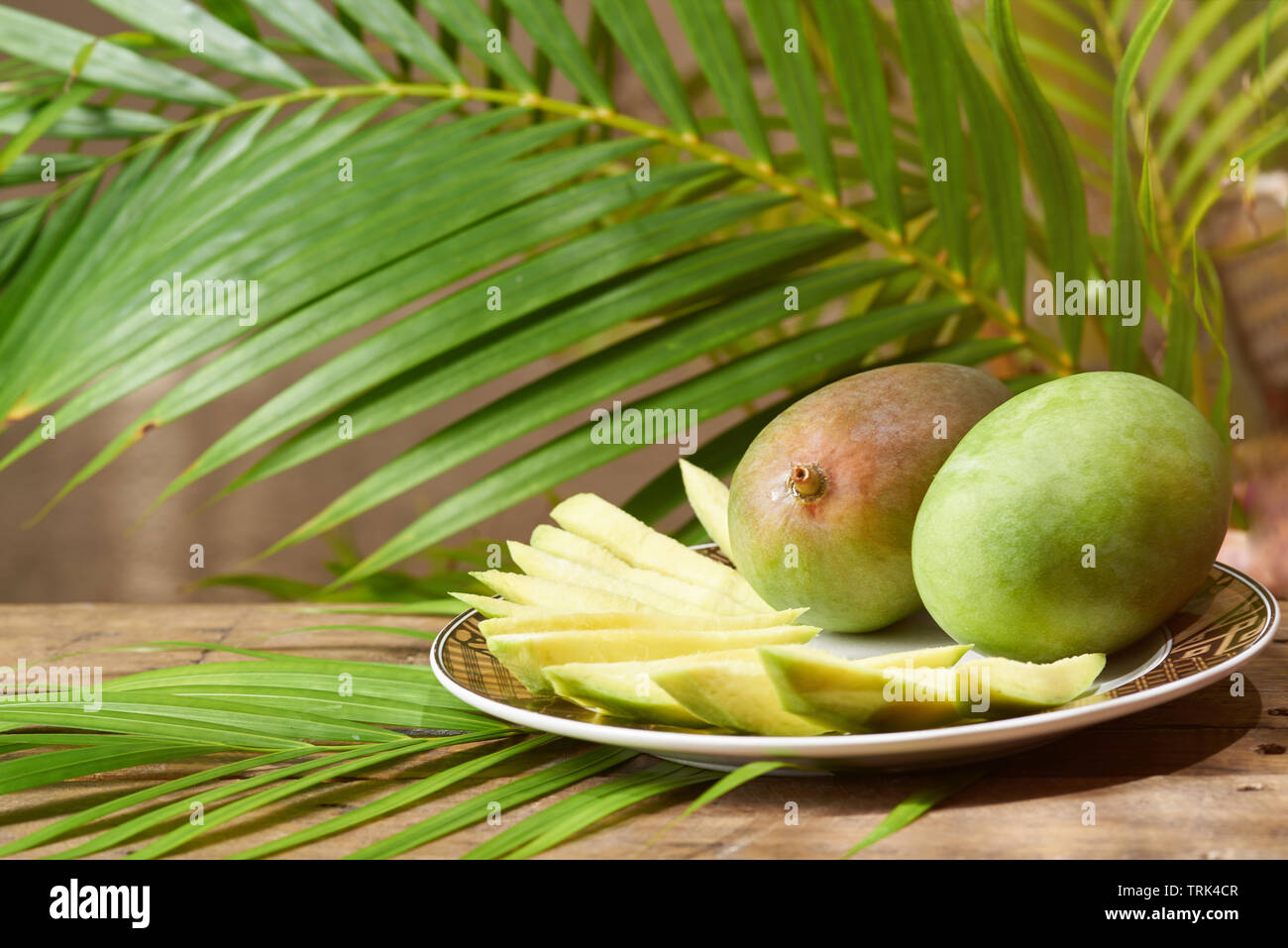 Thème fruits mangue fraîche. Tranches de mangue sur la plaque Banque D'Images