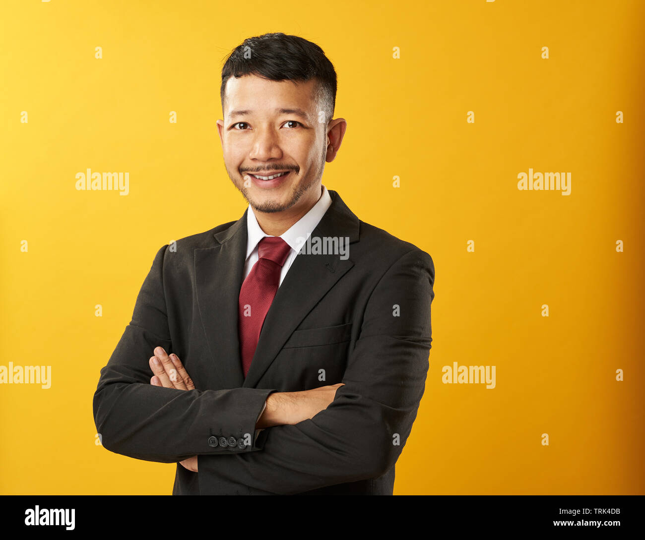 Portrait of young asian man isolé sur fond jaune Banque D'Images