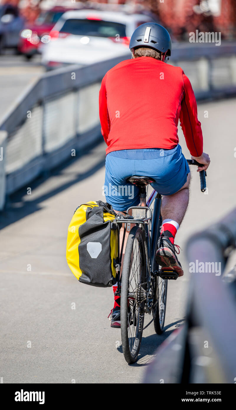 Un homme sur une pédale vélo un vélo, préférant une vie saine et active à  l'aide de vélo et d'autres mode de transport écologique je Photo Stock -  Alamy