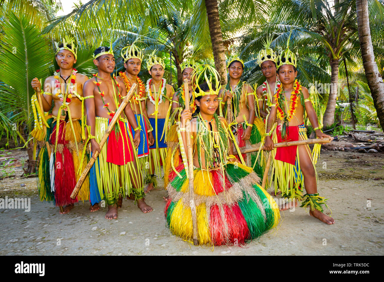 Ce groupe de jeunes gens de Yap sont en tenues traditionnelles pour des cérémonies culturelles sur l'île de Yap, Micronésie. Banque D'Images