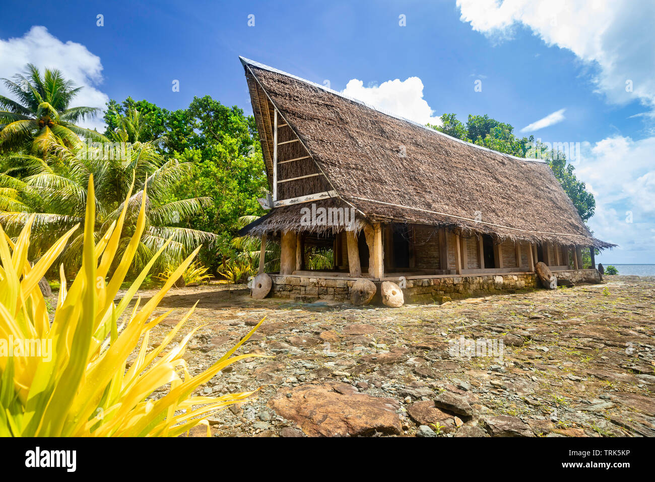 Une vue de la maison de réunion des hommes traditionnels ou Faluw Torow, Village, Yap, Micronésie. Banque D'Images