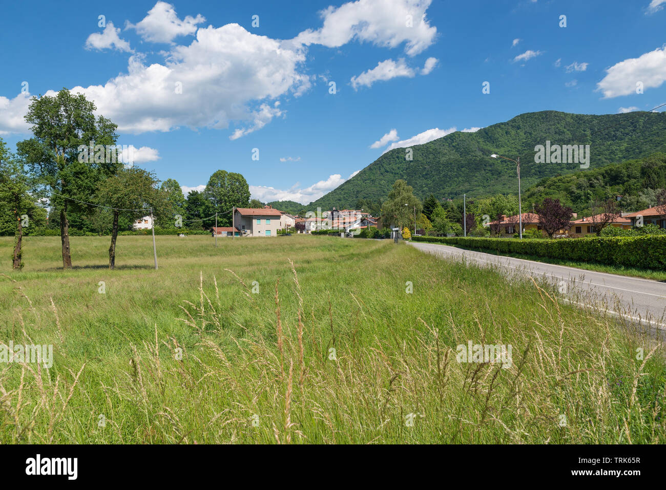 Village pittoresque dans le nord de l'Italie, sur le bord d'un parc régional. Azzio town et le parc régional Campo dei Fiori Banque D'Images