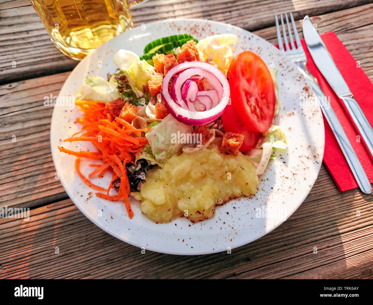 Salade mixte avec des pommes de terre et de la bière, vue du dessus Banque D'Images