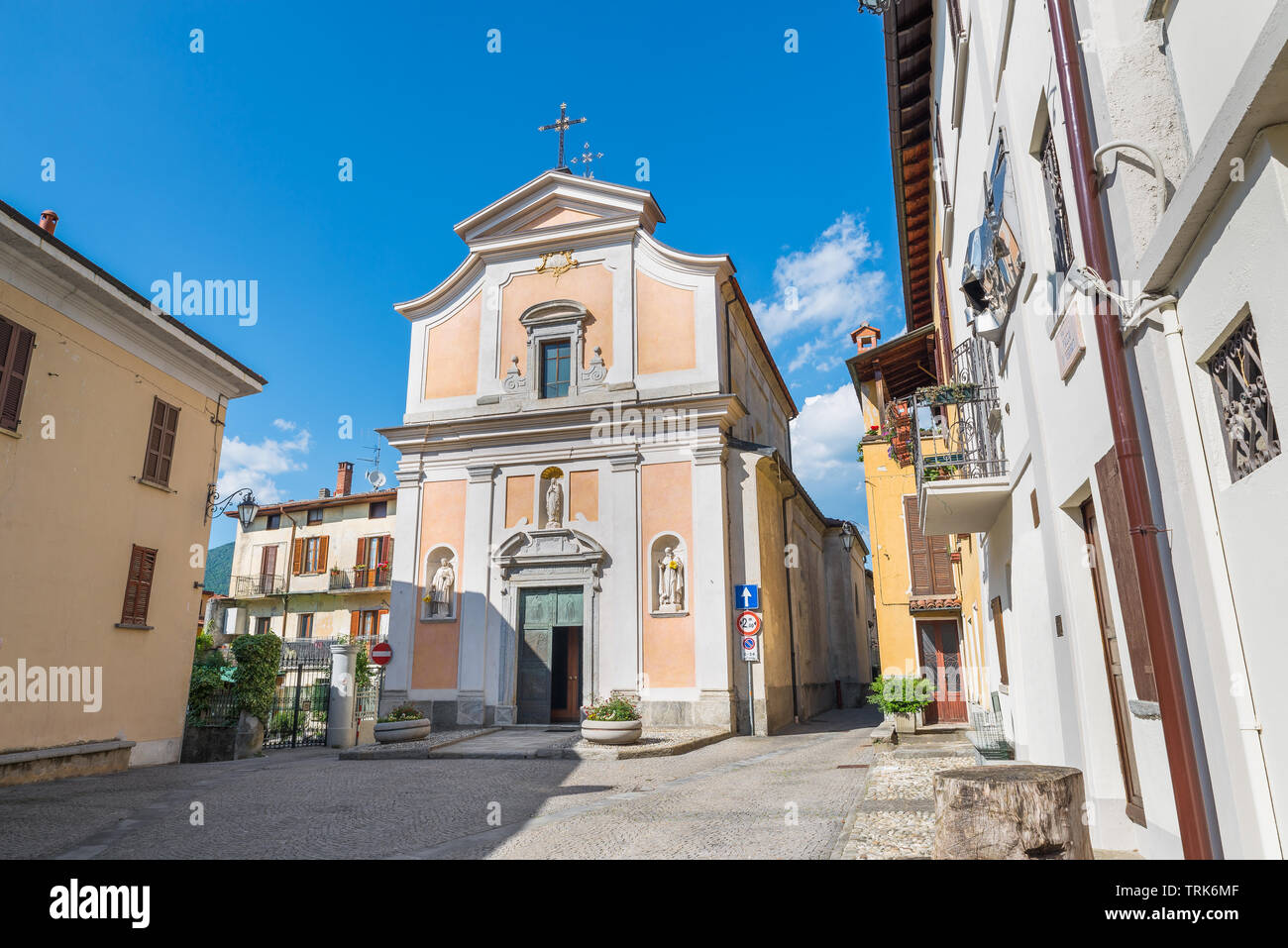 Square en vieille ville. Centre historique de Orino, Campo dei Fiori, parc régional, Italie Banque D'Images