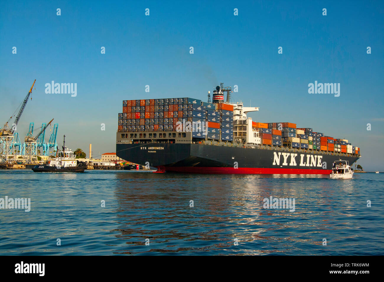 Les 300 mètres sans engrenage Andromède NYK container ship au départ du port de Long Beach, Californie, USA. Banque D'Images