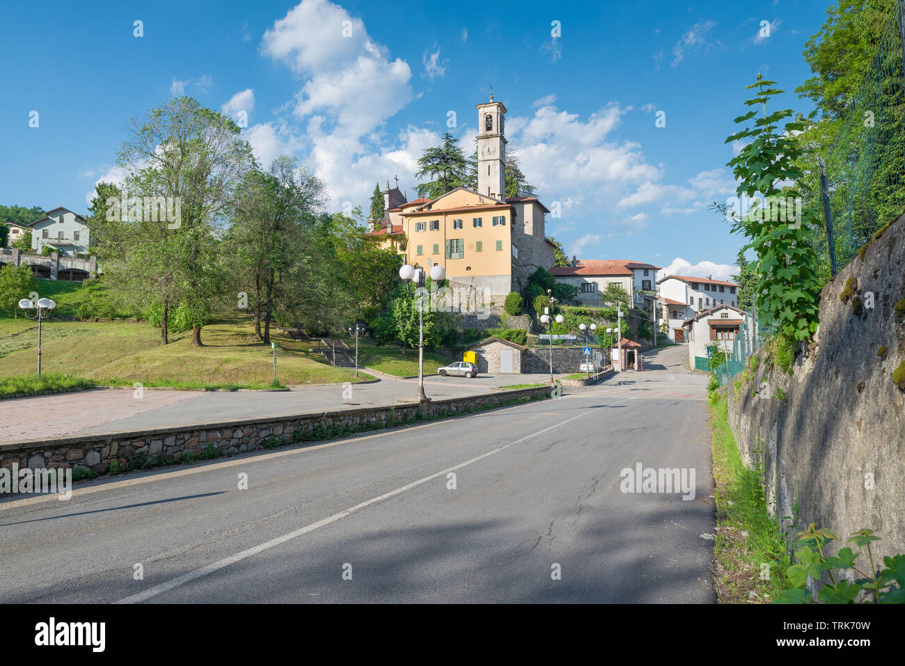 Municipalité dans une zone protégée dans le nord de l'Italie. Castello Cabiaglio et Campo dei Fiori park Banque D'Images