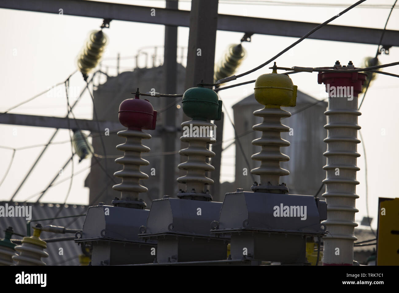 Close up d'isolateurs en céramique sur l'électricité à haute tension sous-station de transformation. Les pannes de concept Banque D'Images