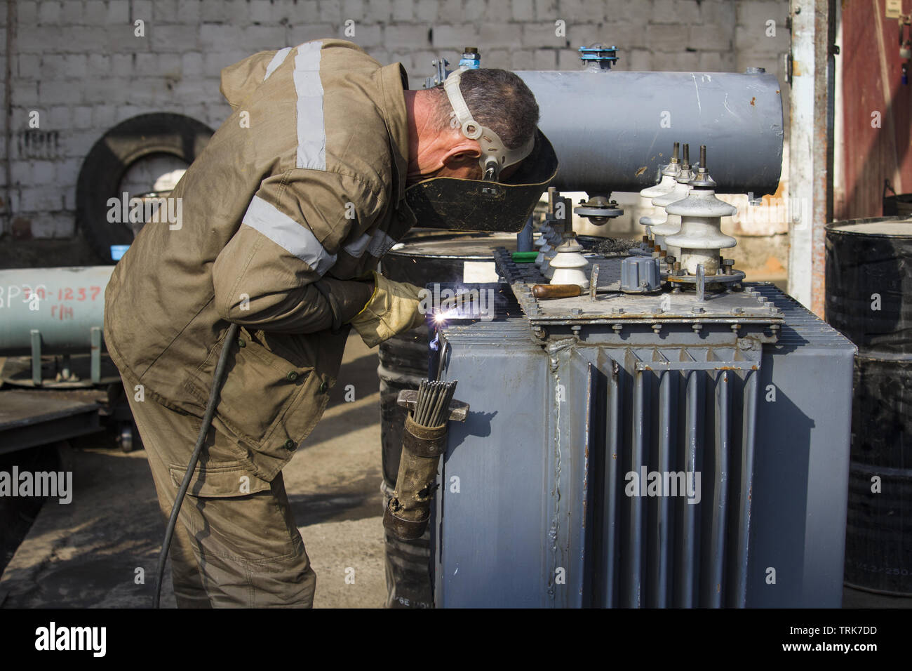 La réparation d'un soudeur électrique transformateur électrique. panne du matériel et de réparation sur le rétablissement de l'électricité concept Banque D'Images