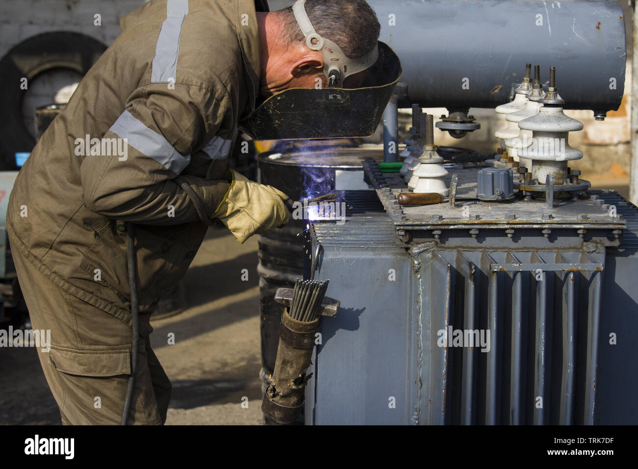 La réparation d'un soudeur électrique transformateur électrique. panne du matériel et de réparation sur le rétablissement de l'électricité concept Banque D'Images