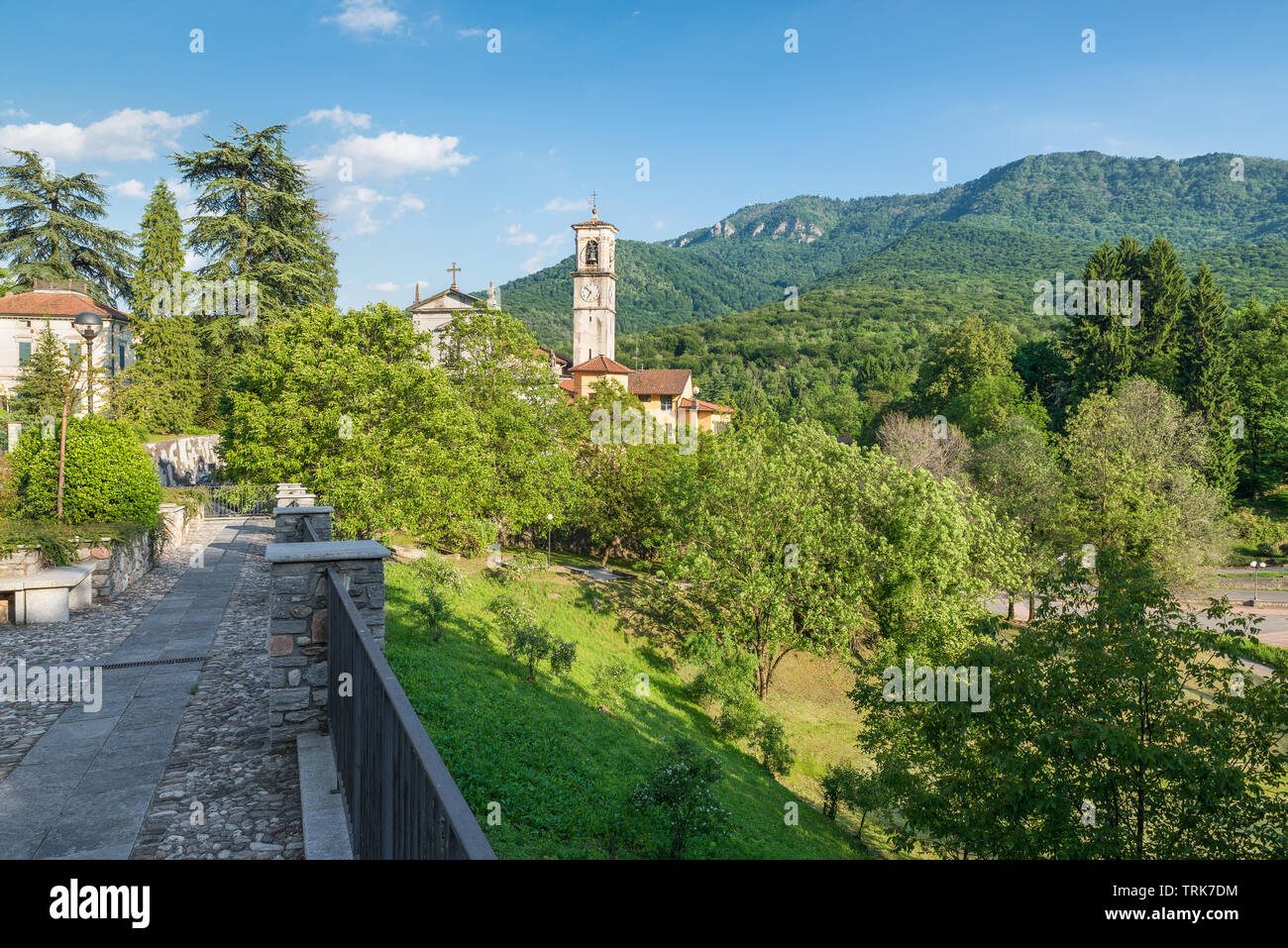 Eglise en montagne. Campo dei Fiori Castello Cabiaglio parc régional avec village, Italie Banque D'Images