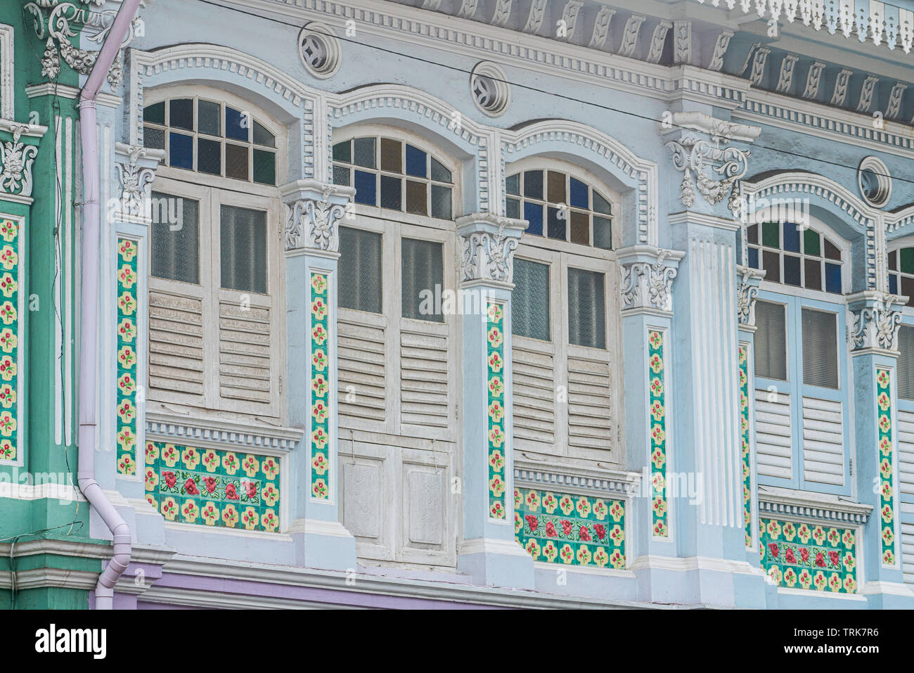 L'Joo Chiat de Singapour est bien connu pour son architecture de style Peranakan et colorés avec goût. Banque D'Images