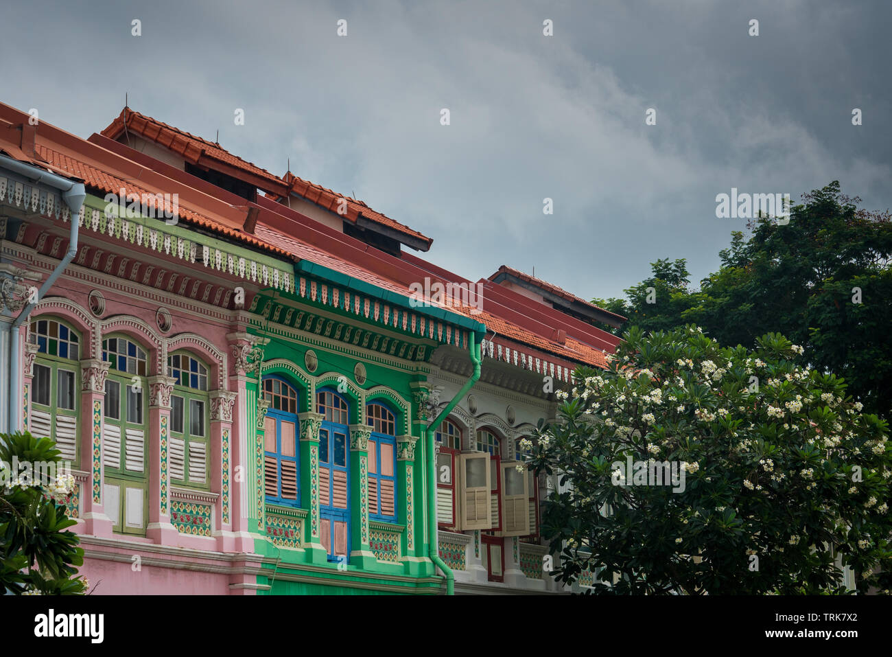 L'Joo Chiat de Singapour est bien connu pour son architecture de style Peranakan et colorés avec goût. Banque D'Images