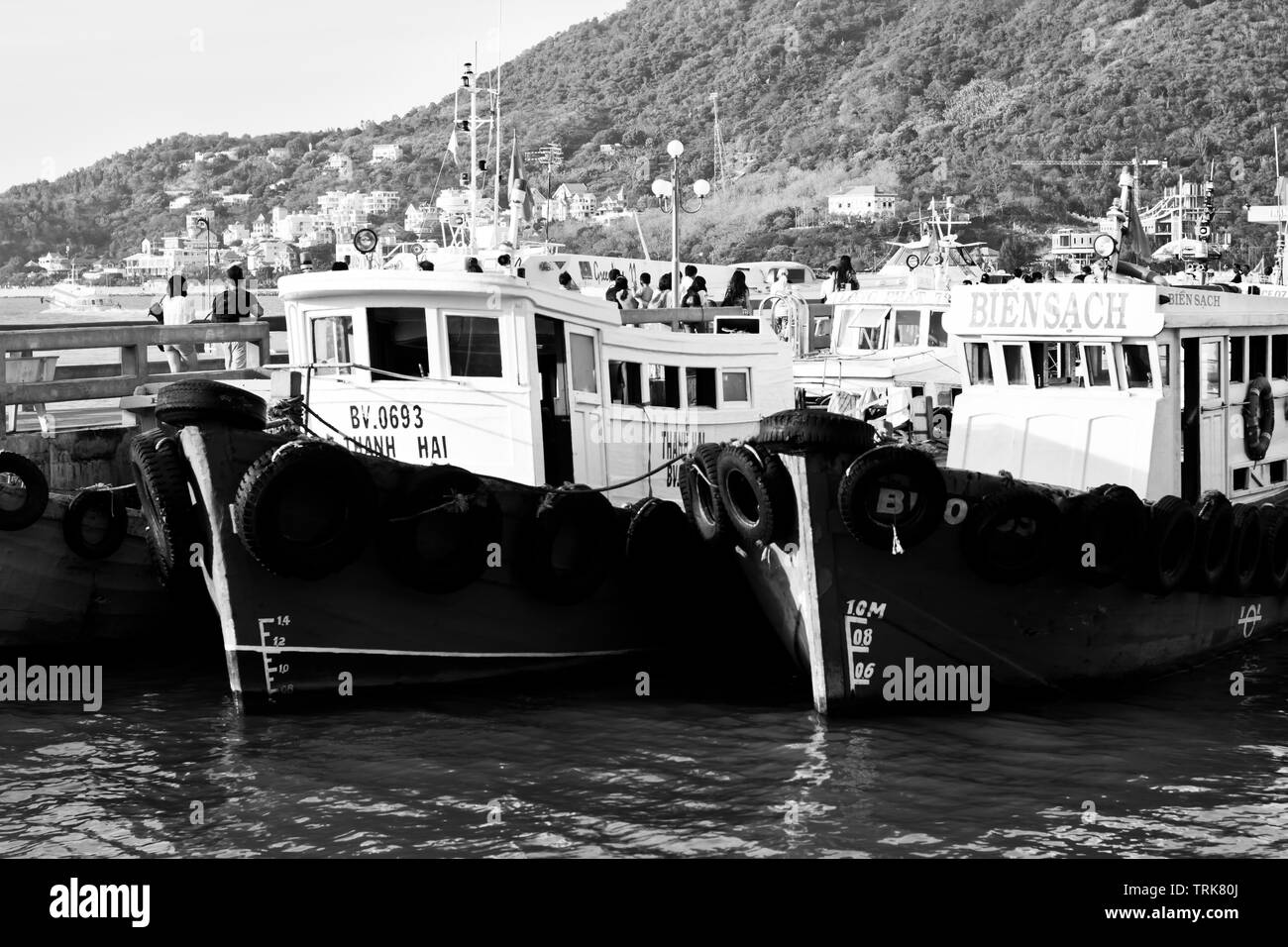 Bateau de pêche en noir et blanc Banque D'Images