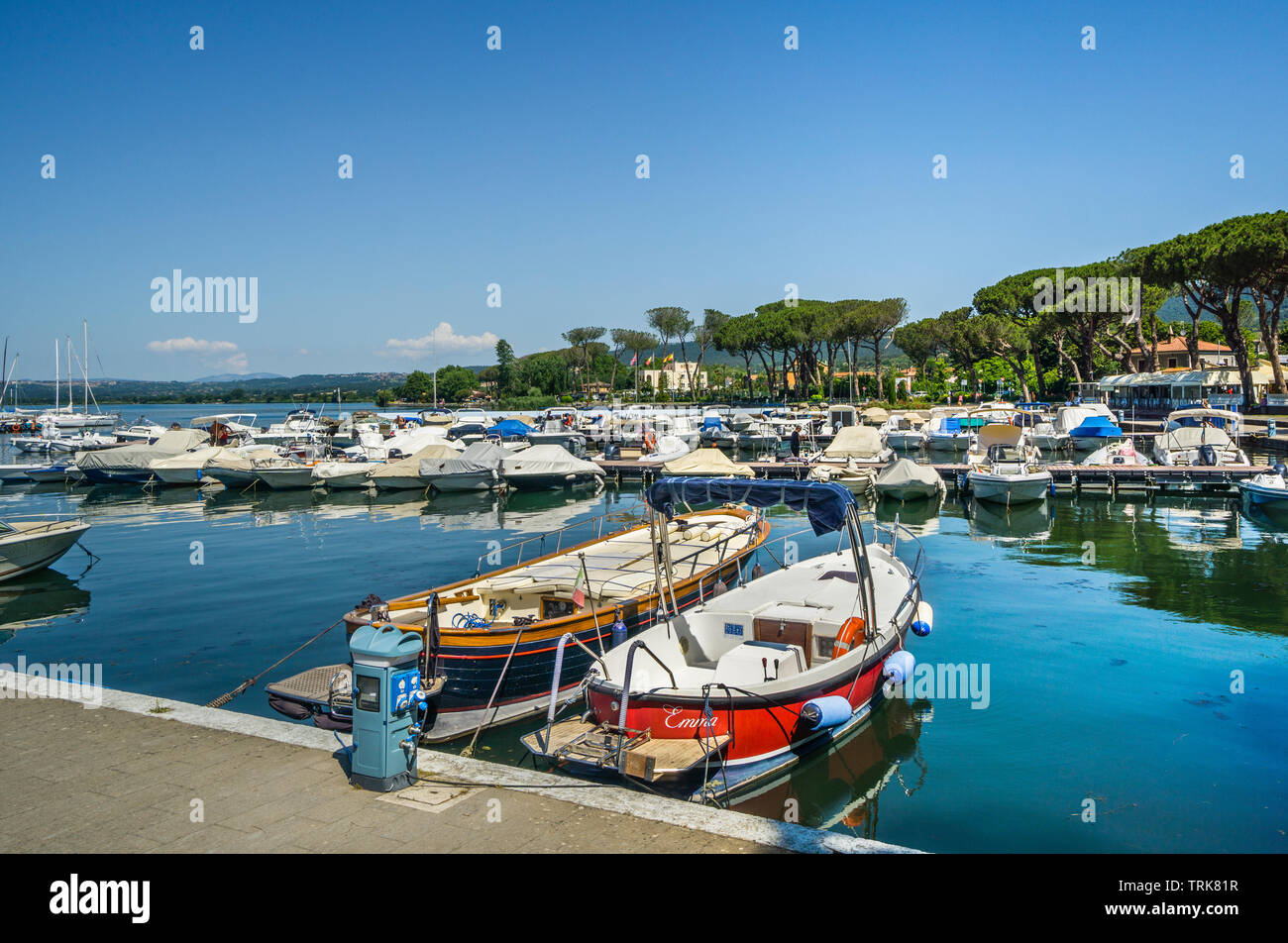Le lac de Bolsena en Italie centrale, vue sur le port de Bolsena Banque D'Images