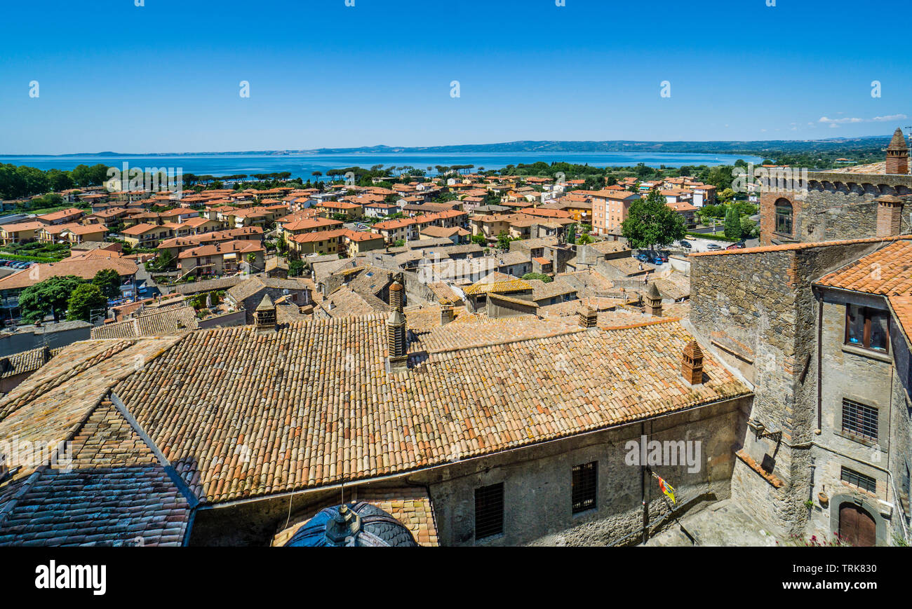 Vue sur le lac de Bolsena de Bolsena et Château de Bolsena, Italie centrale Banque D'Images
