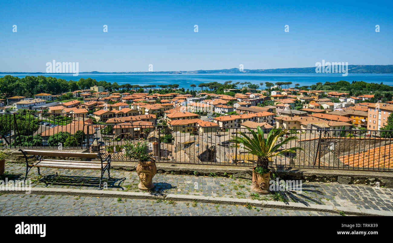 Vue sur le lac de Bolsena de Bolsena et Château de Bolsena, Italie centrale Banque D'Images