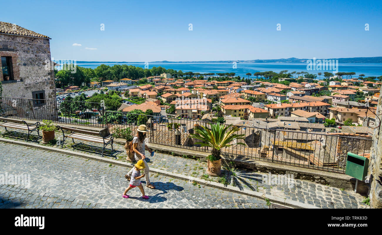 Vue sur le lac de Bolsena de Bolsena et Château de Bolsena, Italie centrale Banque D'Images