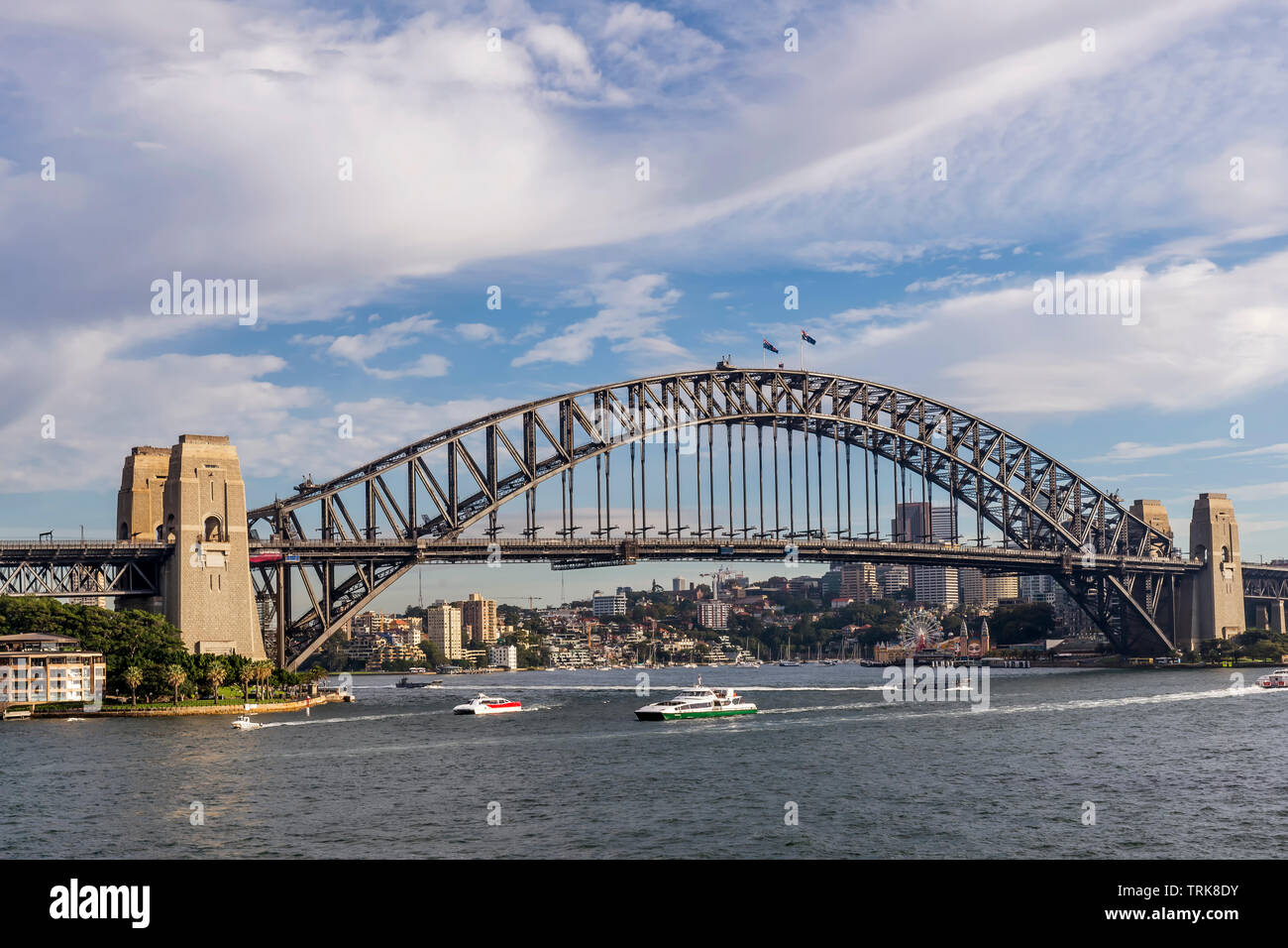 Belle vue sur le Pont du Port de Sydney, Australie, Océanie, contre un ciel dramatique Banque D'Images