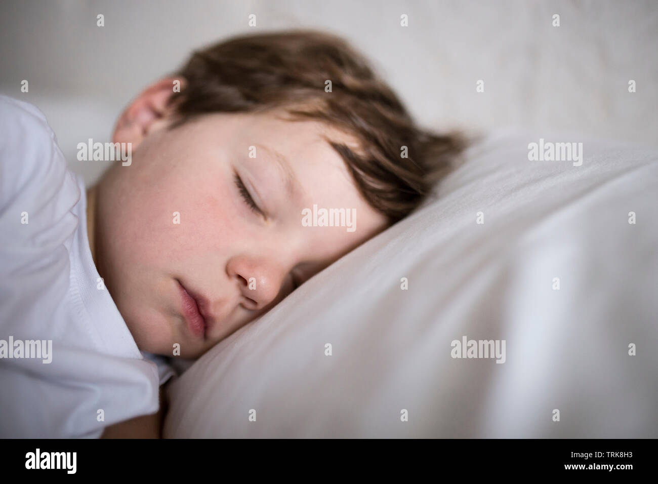 3 ans Bébé garçon dormir sur lit. Libre Banque D'Images