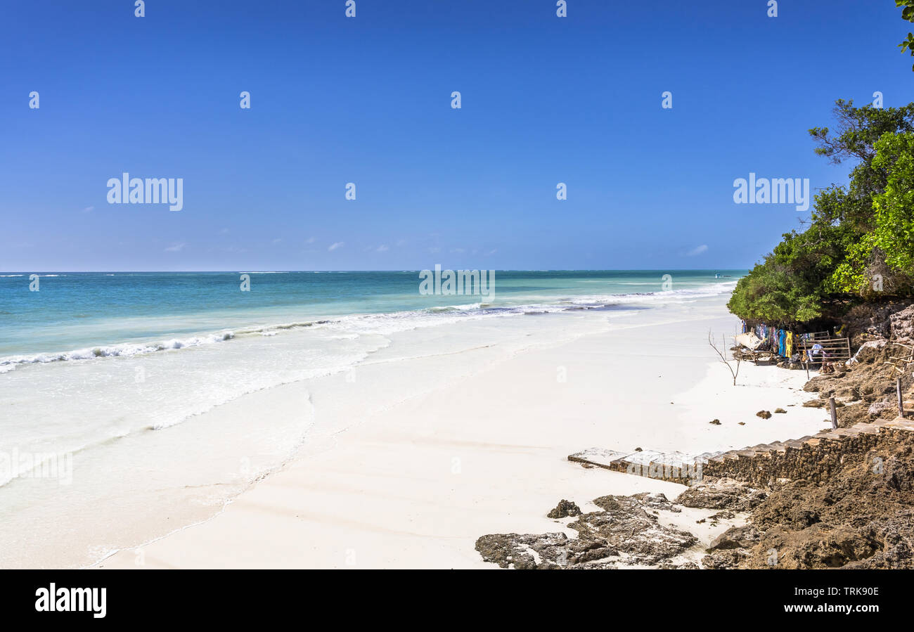 Diani Beach incroyable paysage marin avec du sable blanc et turquoise de l'Océan Indien, le Kenya Banque D'Images