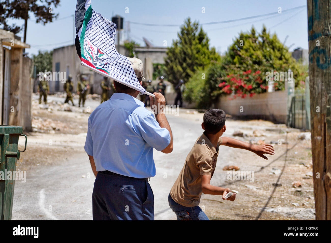 Conflit israélo-palestinien. Des affrontements entre manifestants palestiniens et l'armée israélienne à Kafr Qaddum démonstration - Palestine Banque D'Images