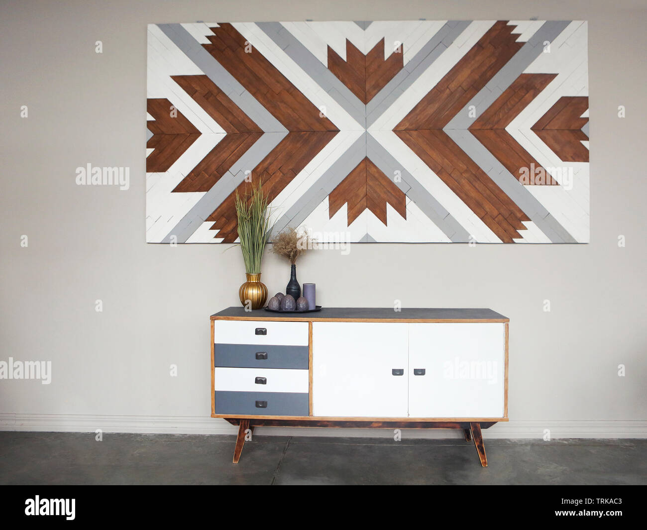 Une partie de la pièce, une commode en bois vintage de vases et de bougies contre les murs clairs. Éléments de design d'intérieur Banque D'Images