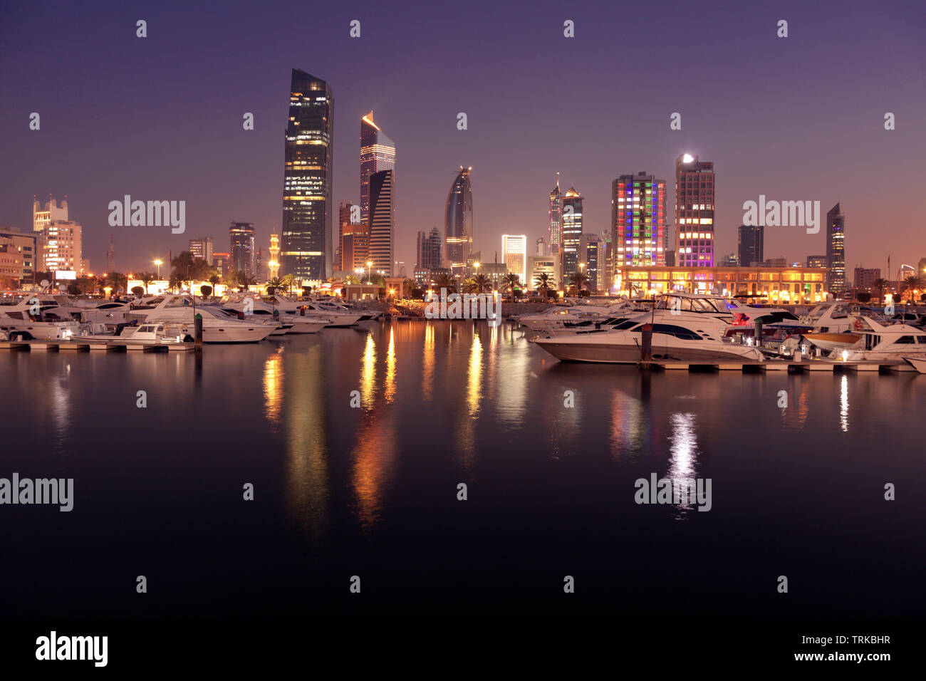 Des toits de la ville de Koweït au soir. La ville de Koweït, Koweït. Banque D'Images