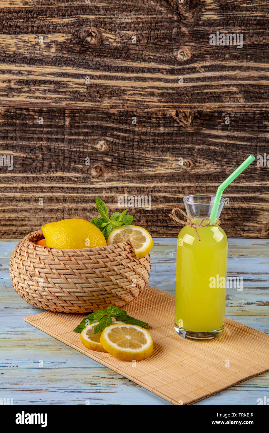 Fruits d'été ou de l'eau fraîche avec de la limonade citron et menthe sur fond de bois. Close up. Banque D'Images