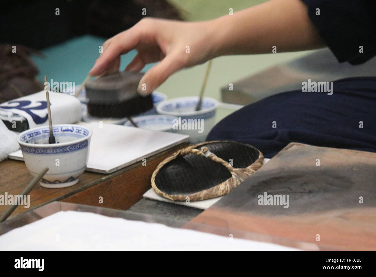 Girl recréant l'artiste ukiyo-e japonais Hokusai estampe de la grande vague de Kanagawa Banque D'Images