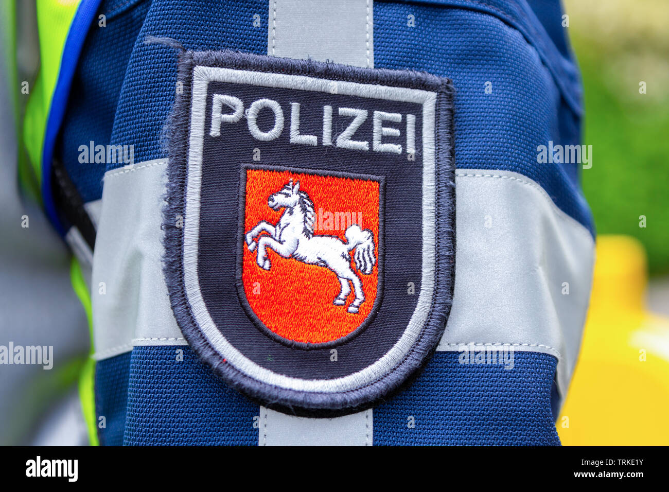 L'emblème de la police allemande portée par un agent. Le mot allemand Polizei, moyens de la police. Banque D'Images