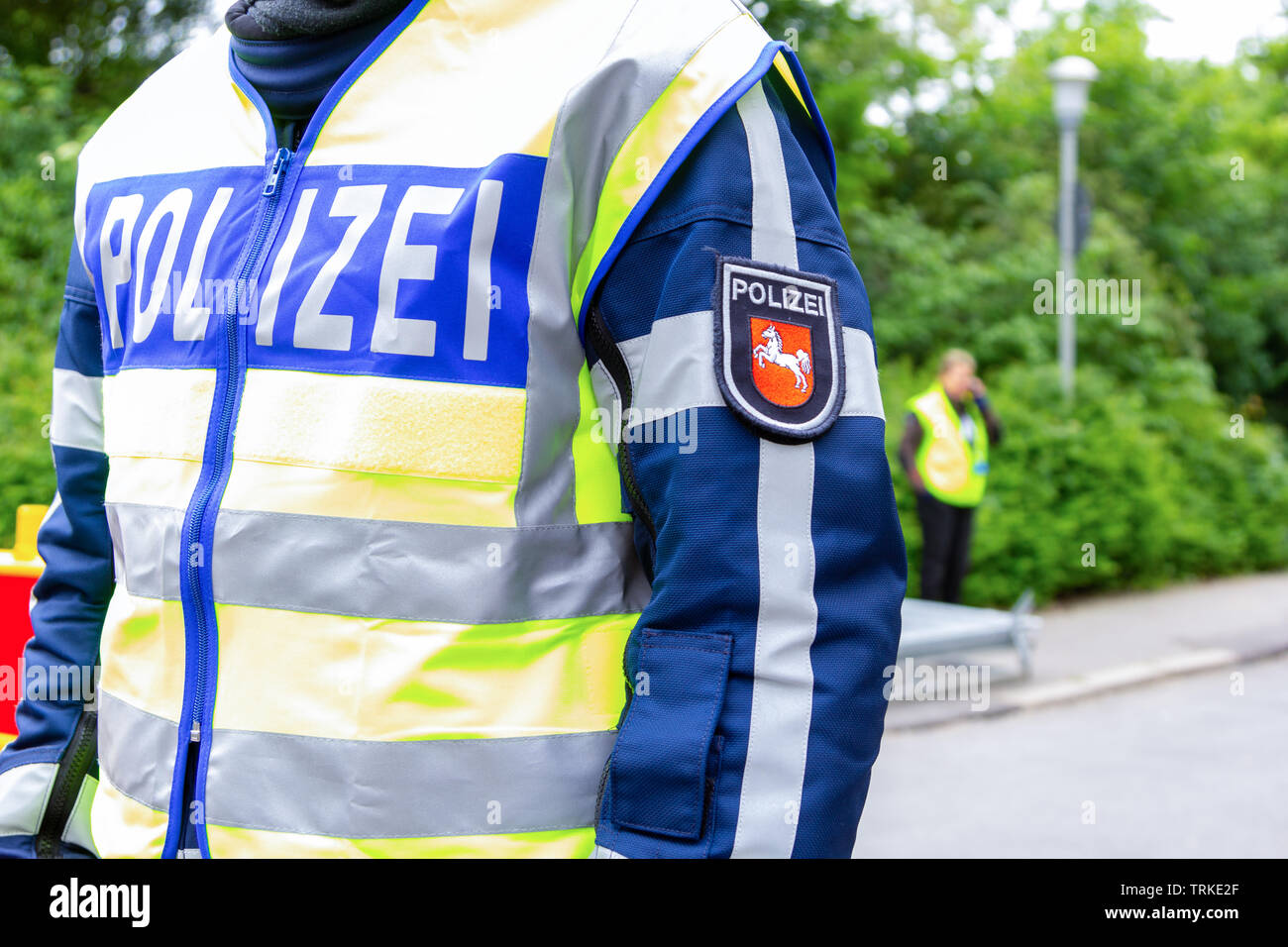 L'emblème de la police allemande portée par un agent. Le mot allemand Polizei, moyens de la police. Banque D'Images