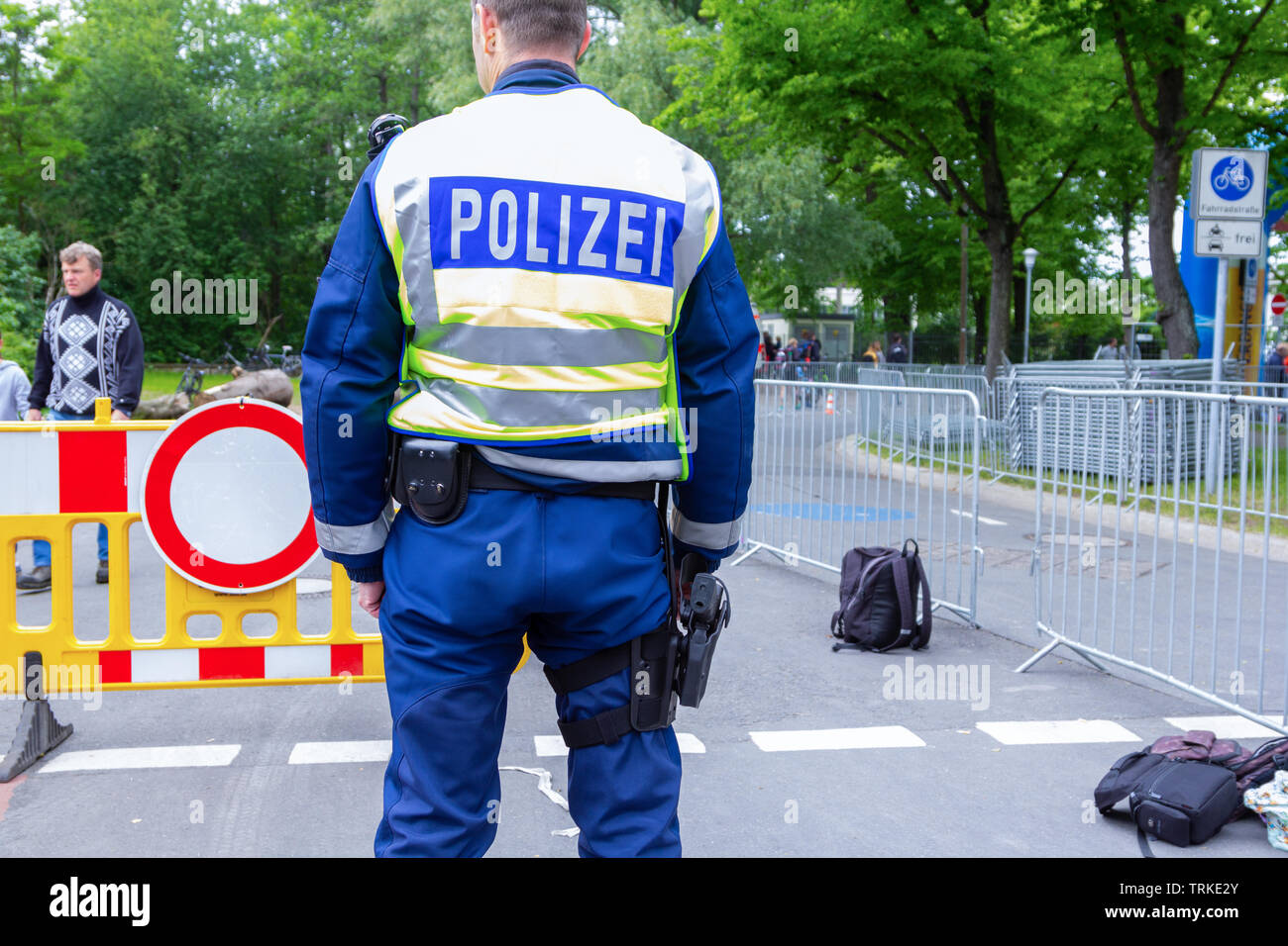 Hanovre / ALLEMAGNE - 25 MAI 2019 : agent de police allemande se trouve sur une rue pour sécuriser un événement. Le mot allemand Polizei, moyens de la police. Banque D'Images