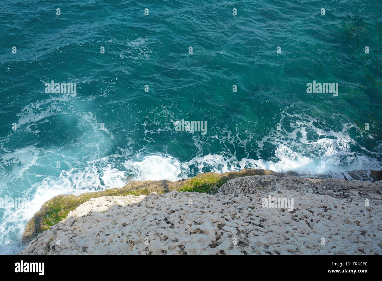 Rosh Ha Nikra. Israël. Les vagues de la mer et White Rock. Une attraction touristique unique situé sur le nord-ouest de frontière avec le Liban Banque D'Images