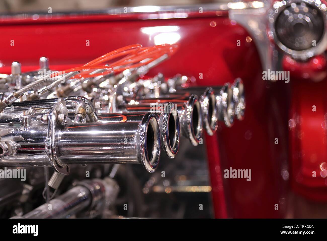 Moteur chrome brillant sur red hot rod Banque D'Images