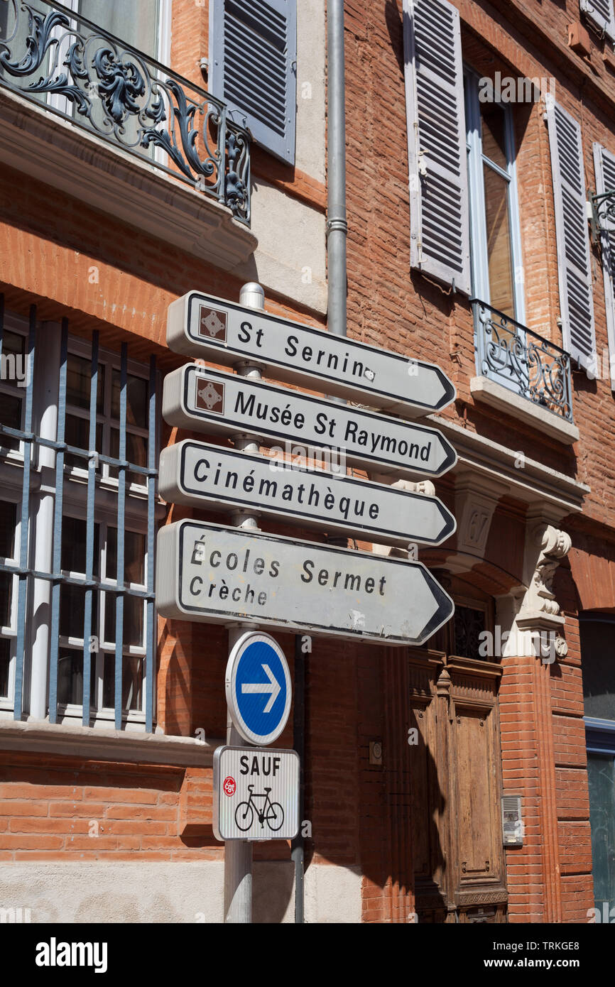 Les plaques de rue mise en scène à St Cernin, Musée St Raymond, Cinémathèque et Eccles Sermet, Toulouse, Haute-Garonne Occitanie, France Banque D'Images