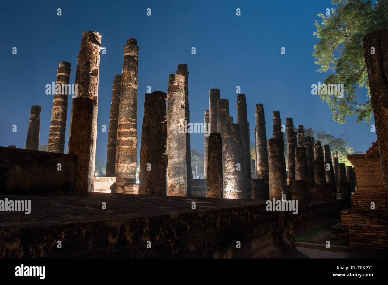Le Wat Mahathat Temple au parc historique de Sukhothai dans la Provinz Sukhothai en Thaïlande. La Thaïlande, Sukhothai, Novembre, 2018 Banque D'Images