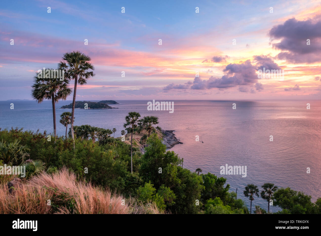 Paysage vue laem promthep cape au coucher du soleil, Phuket, Thailand Banque D'Images