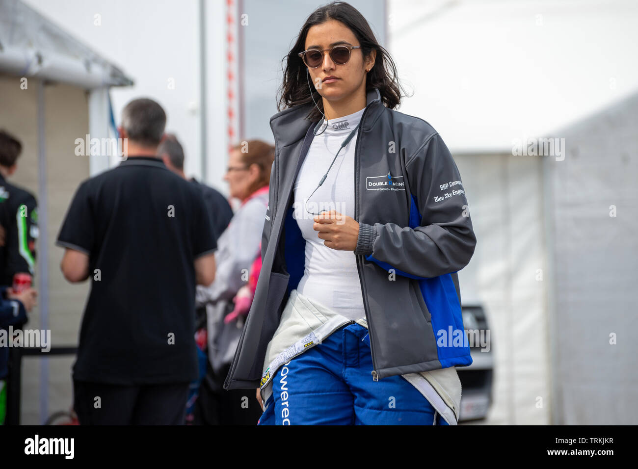 Reema Al Juffali, Saudi Arabian femelle F4 Formule 4 pilote de course dans les paddocks à Thruxton Circuit de Course, Hampshire, Angleterre Banque D'Images