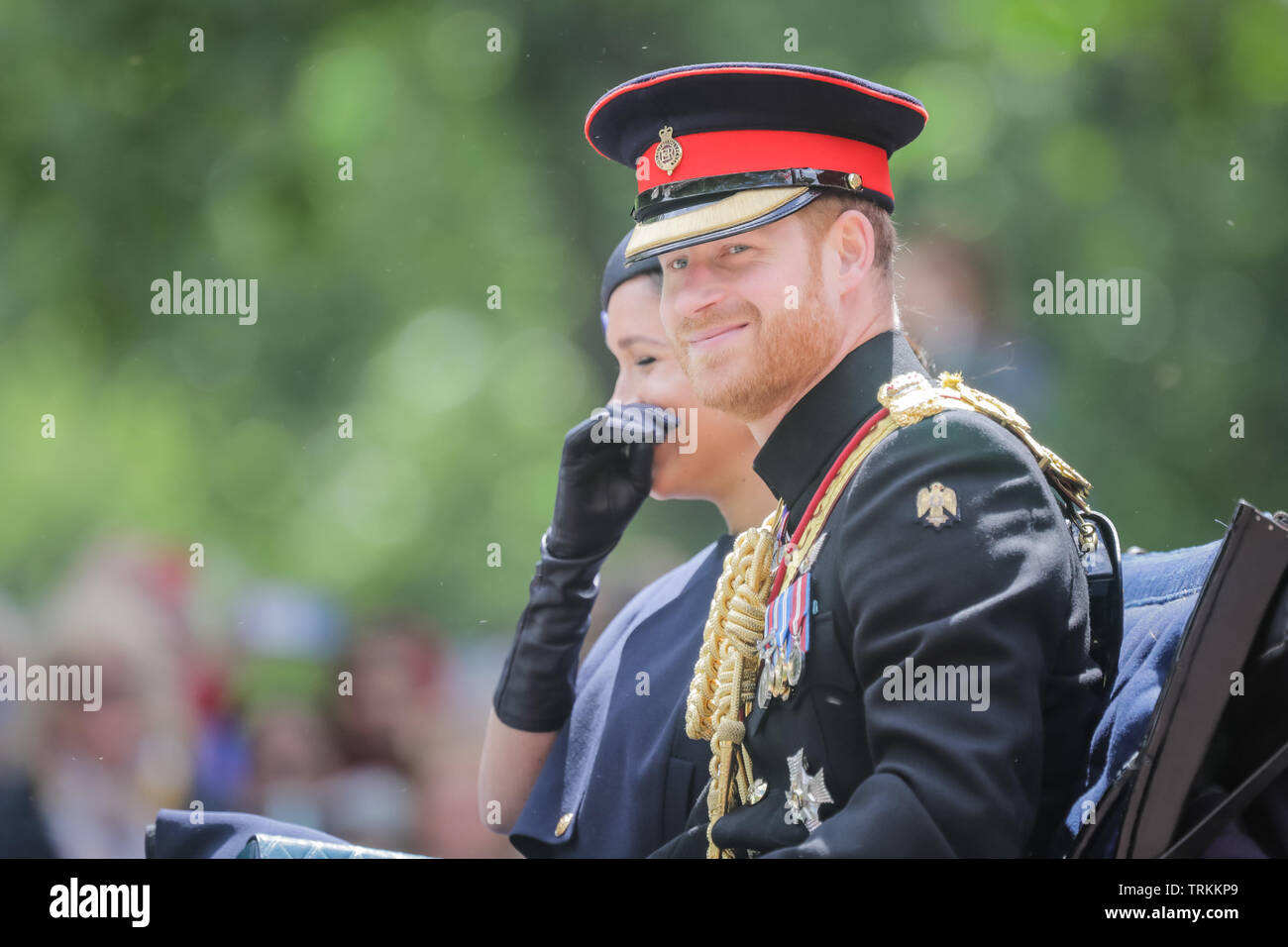 Londres, Royaume-Uni. Le 08 juin, 2019. Son Altesse Royale le prince Harry, S.A.R. le duc de Sussex, Meghan, duchesse de Sussex, sourire à la foule le long du Mall, de leur transport, open top Parade la couleur, l'anniversaire de la Reine Parade, Londres UK Crédit : Amanda rose/Alamy Live News Crédit : Amanda rose/Alamy Live News Banque D'Images