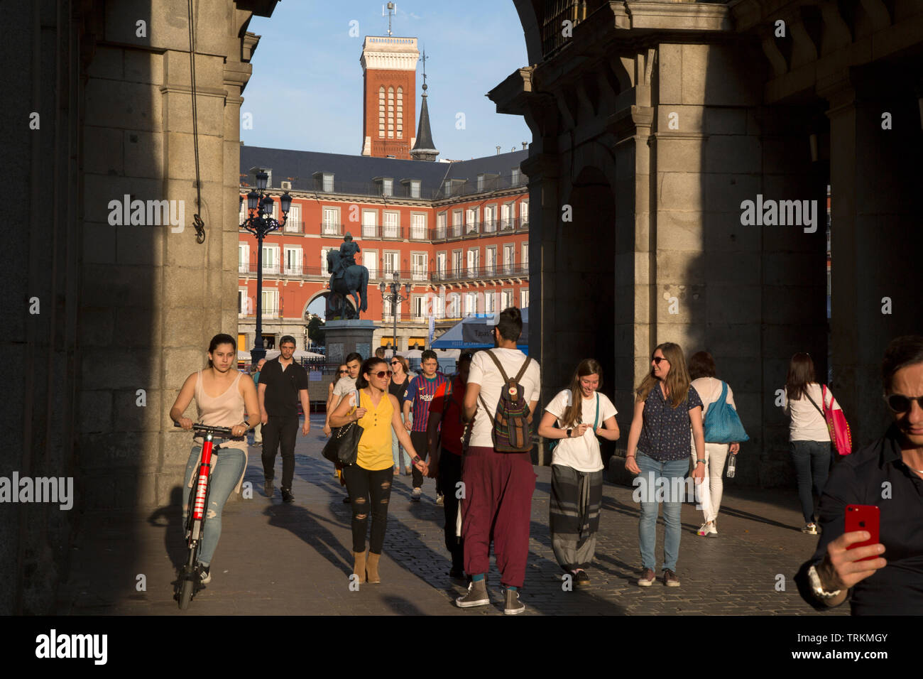 Les gens à l'entrée de la Plaza Mayor, Madrid, Espagne Banque D'Images